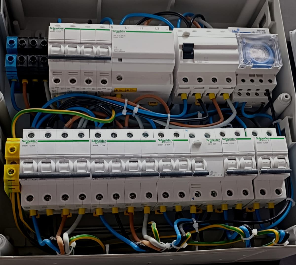 Montaje del Panel de Interruptores Automáticos